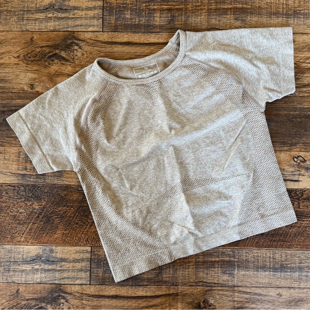 Beige Seamless Crop Top Small Breathable Mesh Activewear Tee Size‎ Small